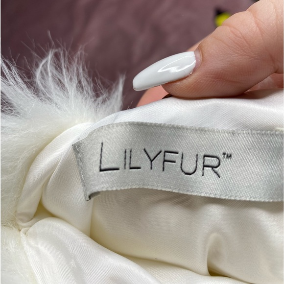 Lily Fur white faux fur flat circular wristlet - Picture 3 of 5